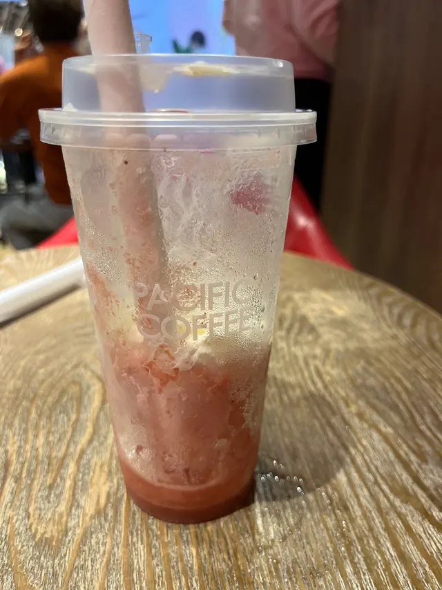 自中學就一直很喜歡草莓香蕉碎冰
甜度夠 也嚐到香蕉的味道
最近回港故意找來喝
下單完才知道換了新配方
大失所望
香蕉味沒了 也不甜
感覺就只是加了紅色素和糖的冰 十分求其敷衍的產品 
不知道為何要用這味道替代舊的
我只能想到的理由是 太平洋咖啡店的人不是為了節省成本就是舌頭出了問題 不然解釋不到為何會認為新配方比原本已經賣了十多年的配方好
試了新配方 我知道我已經沒有可能來光顧太平洋咖啡店 除非換回舊配方