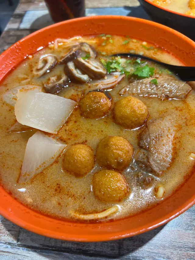 冬蔭公湯底（4餸：辣魚旦，白蘿白，豬腸，雞翼）
先講講超鐘意佢呢個湯底，沒有太多配料既同時又做到冬蔭公既味道，真係超讚👍🏻
白蘿白夠淋好入味又無乜渣，豬腸唔會太肥，最緊要係唔臭🤣
清湯（4餸：辣魚旦，豬紅，雞翼尖，豬皮）
本身係豬骨湯底，個人認為清湯黎講係好出色👍🏻
豬紅入口即化，唔會好易散，整得好夠味唔會腥
雞翼尖用鹵水汁醃成，唔會太淋又唔會太硬，唔介意食骨既話可以一試
整體黎講，佢啲餸都真係幾出色😋
到最後一定要介紹佢個香炸豬扒，外脆內軟真係有肉汁，又唔會有一層好厚既粉，真係重點推介要試呀‼️