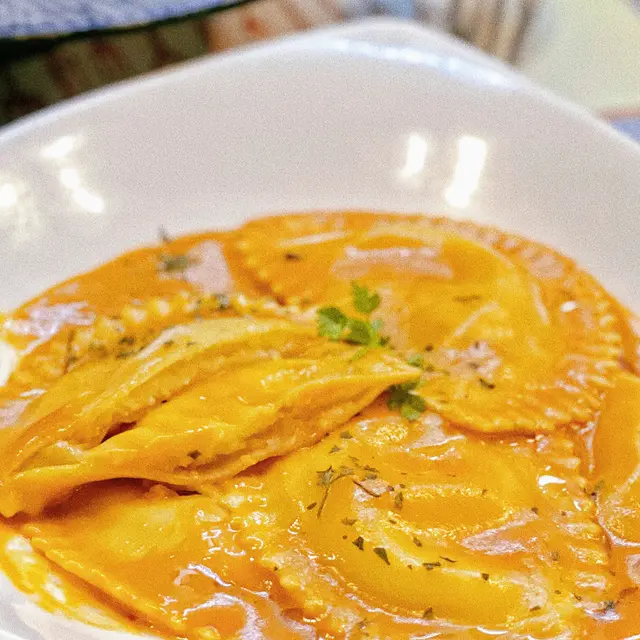 意大利雲吞個皮有煙靭嘅口感,加埋鮮蝦🦐同埋奶香十足嘅布袋芝士🧀真係好滿足!伴上龍蝦忌廉汁鮮味滿滿!🦞