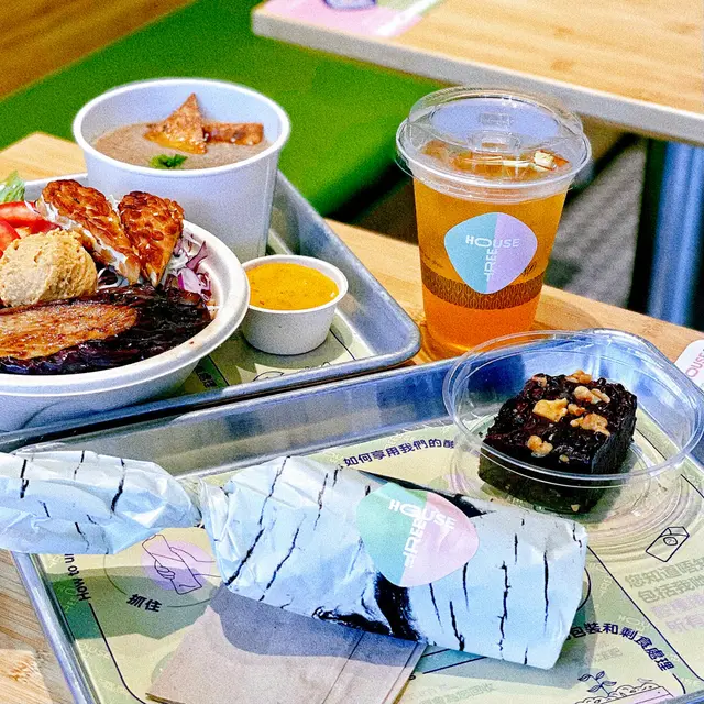 選用有機全麥製作出嚟嘅Sourdough Flatbread,感覺更加健康!依個卷物都係揀咗餐廳嘅signature