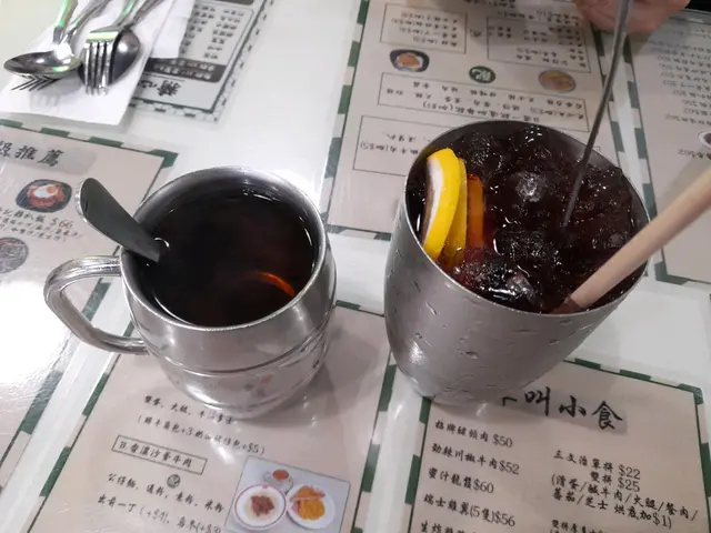 左：熱蜂蜜菊花露，右：凍檸賓