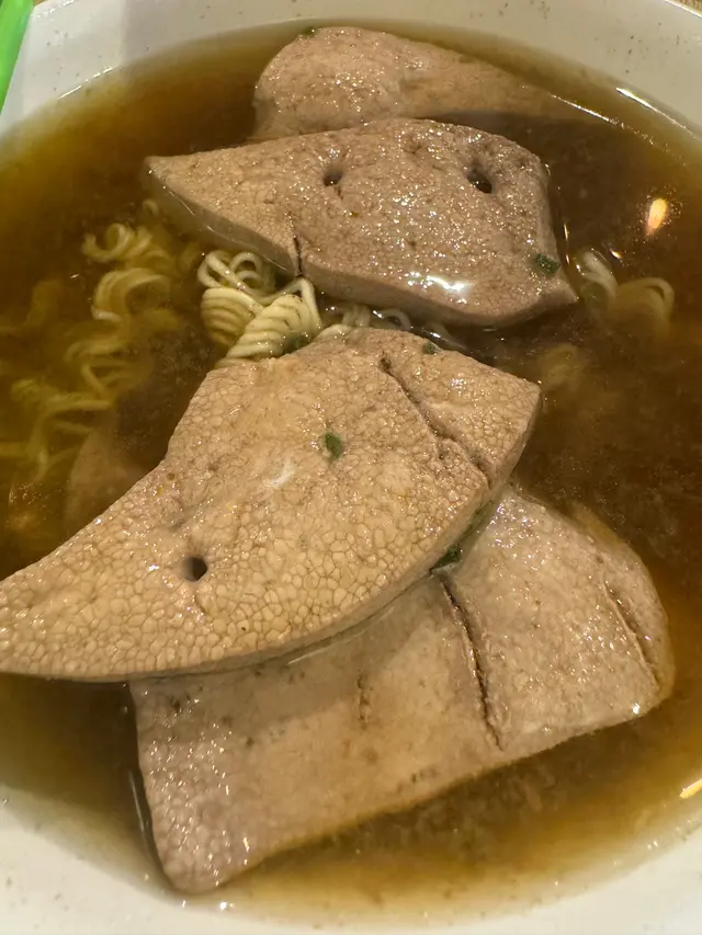 豬潤似乎比之前少咗,但都仲係大大嚿,好厚實,湯底依然有濃濃嘅燒酒味,但正正因為太濃厚嘅燒酒味,冚晒豬潤同個面嘅味道,好似飲緊燒酒咁