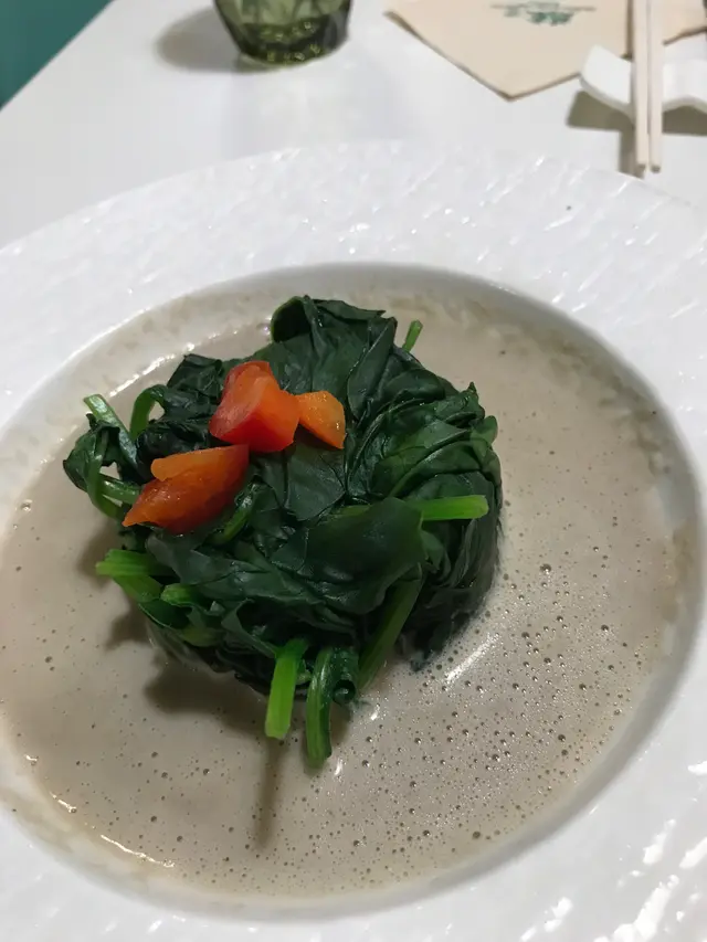 忌廉蘑菇濃湯佐菠菜苗