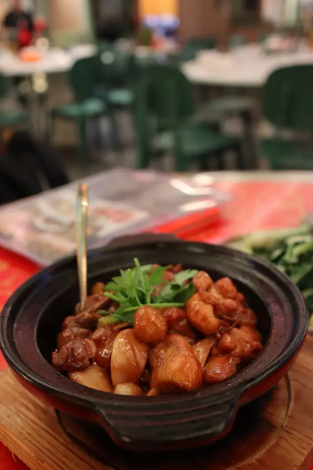 很惹味!! 有豬潤  大概～8塊(?)
大量的菇!🍄‍🟫
