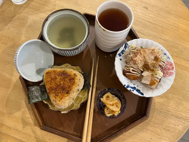 前菜、章魚燒、燒飯團、昆布湯、烏龍茶