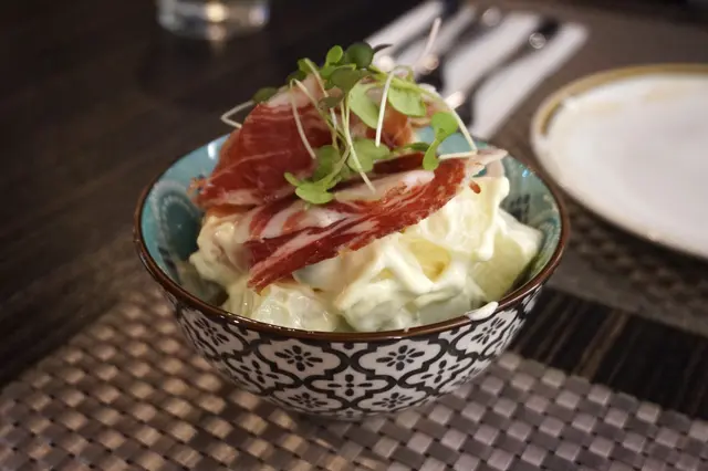 黑毛豬火腿、薯仔沙律、蛋黃醬