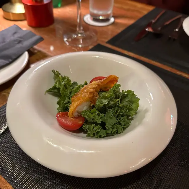 脆炸珍稀軟殼龍蝦沙律