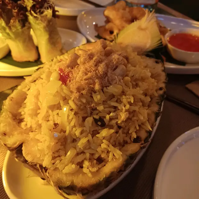 米飯軟硬適中，每粒都散發著菠蘿香咪。蟹肉肉質鮮美，與其他配料如洋蔥、蛋、粟米等融為一體，口感豐富層次感強。