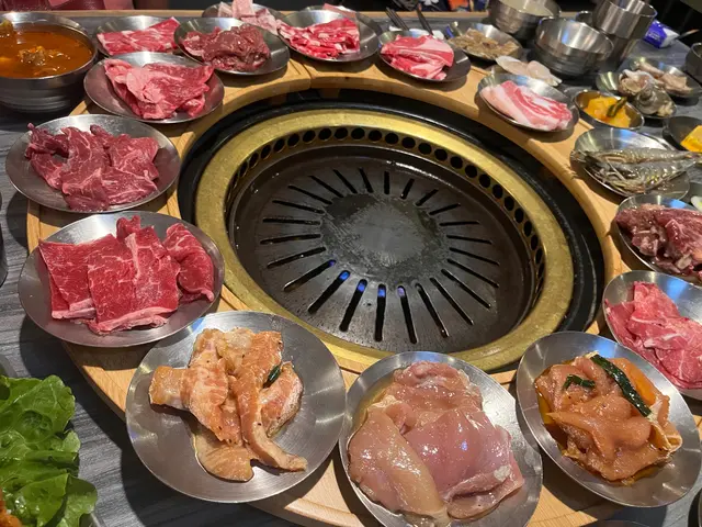 超誇張地多種類，未開始燒已經成枱滿！