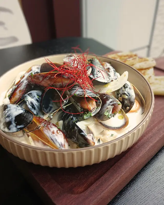 白酒忌廉汁煮活藍青口