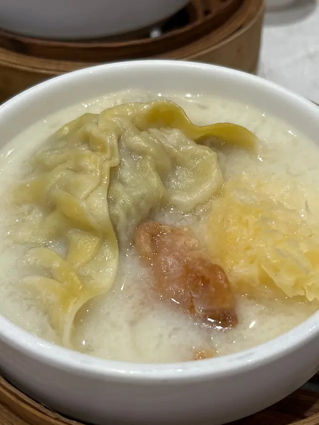 杏汁花膠灌湯餃和鮮蝦腐皮卷