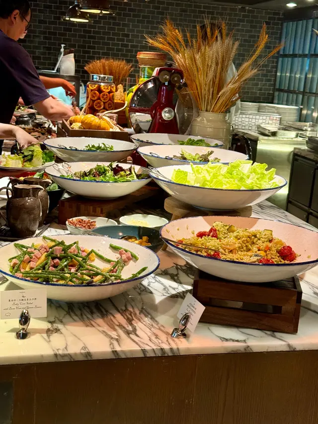 沙律菜有五款:火箭菜、雜菜、羅馬生菜 菠菜苗及另外一款沙律菜