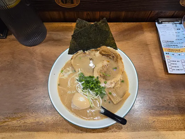 魚介拉麵, $78有兩塊叉燒同一隻全蛋, 魚介粉唔太多, 唔會太搶豚骨湯個清香味。