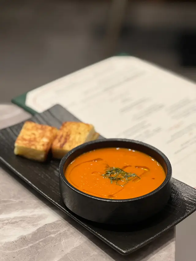 烤格魯耶爾芝士吐司配蕃茄濃湯