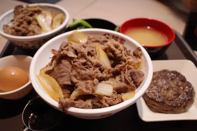 溫泉蛋牛肉飯