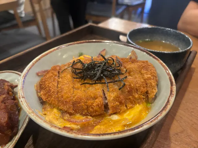 脆豬滑蛋丼