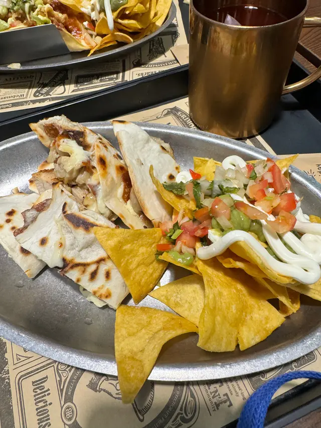 Q2  烤嫩雞芝士餡餅 & nachos  