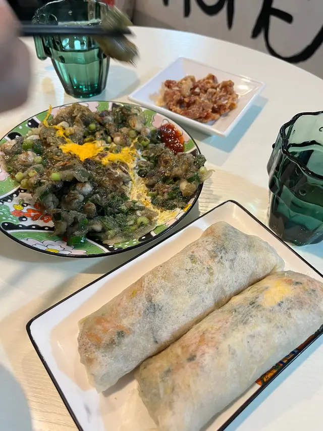 紅米/味飯任裝,有家鄉春捲薄餅,蠔餅,雞件,老闆特別送一小碟醋肉,豬扒試味,後後有合桃無糖糖水