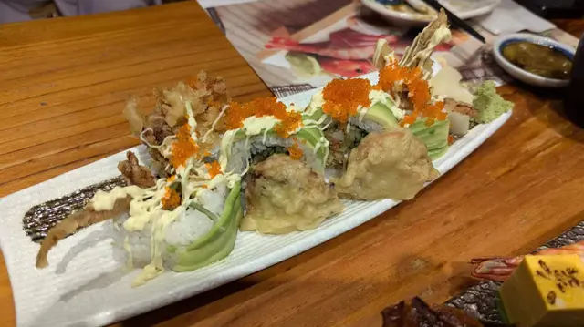 牛油果軟殼蟹卷