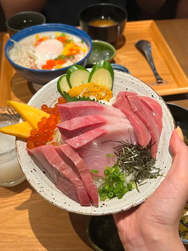 鮮吞拿魚海膽丼