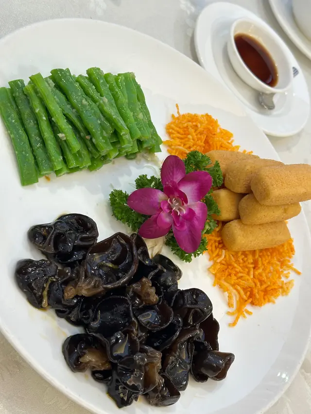 椒鹽奇脆豆腐($60)是其中一個名物,外脆內軟,外面炸得金黃鬆脆,裏面非常嫩滑;芥末鮮雲耳($98),芥末很惹味;涼拌四季豆($98),都很爽甜,而且還配有浙醋。
#名物椒鹽奇脆豆腐