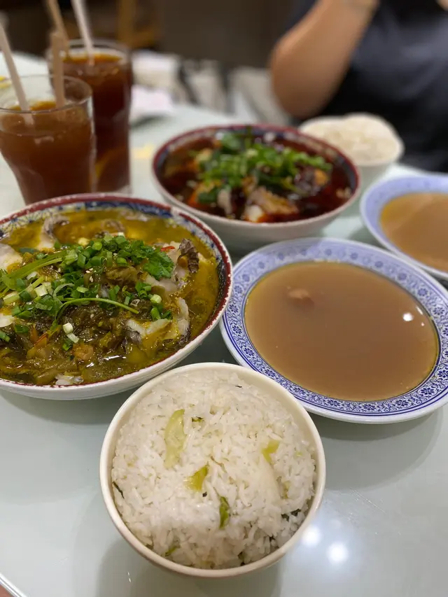 晚餐 $84
有餸 有飯 有湯 仲要包埋凍嘢飲✨

👍🏻智尊金湯酸菜魚 $84 
呢度招牌菜！新鮮鱸魚，厚薄適中
好嫩滑，啖啖肉唔多骨，完全唔腥
小辣辣度同酸度幾溫和，唔會太熗喉刺激
魚肉份量都唔少，仲有大量芽菜、酸菜同粉條，勁吸湯😛
整體好足料，食埋啲配料都夠哂飽🤣

👍🏻四川水煮魚 $84
少少麻辣，啲魚都好嫩滑，仲有好多驚喜
有大量芽菜、酸菜同粉條，勁吸湯😛
整體都係好足料，幾個同事一齊過嚟叫幾個餐夾份食夠哂飽🤣

對於灣仔打工仔嚟講
係一個非常好嘅選擇😋✨
#灣仔美食 