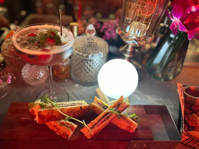 松露比基尼 (item no. 5)
烤多士夾著芝士同埋黑松露，非常之惹味。
