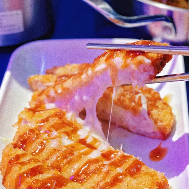 趁熱食嘅時候仲可以拉絲,充滿奶香嘅芝士,🧀再加上香脆可口嘅炸豬扒,仲有少少嘅醬汁,呢個口感同埋味道都好豐富!🐷