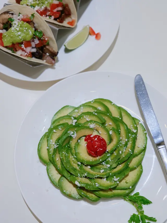 牛油果🥑花,下面是脆栗米餅,又薄又松脆