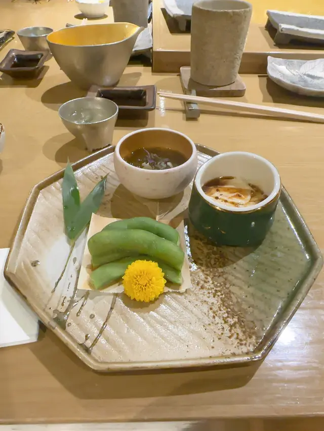一碗是腐皮另外一個是淮山蓉清清甜甜又有營養