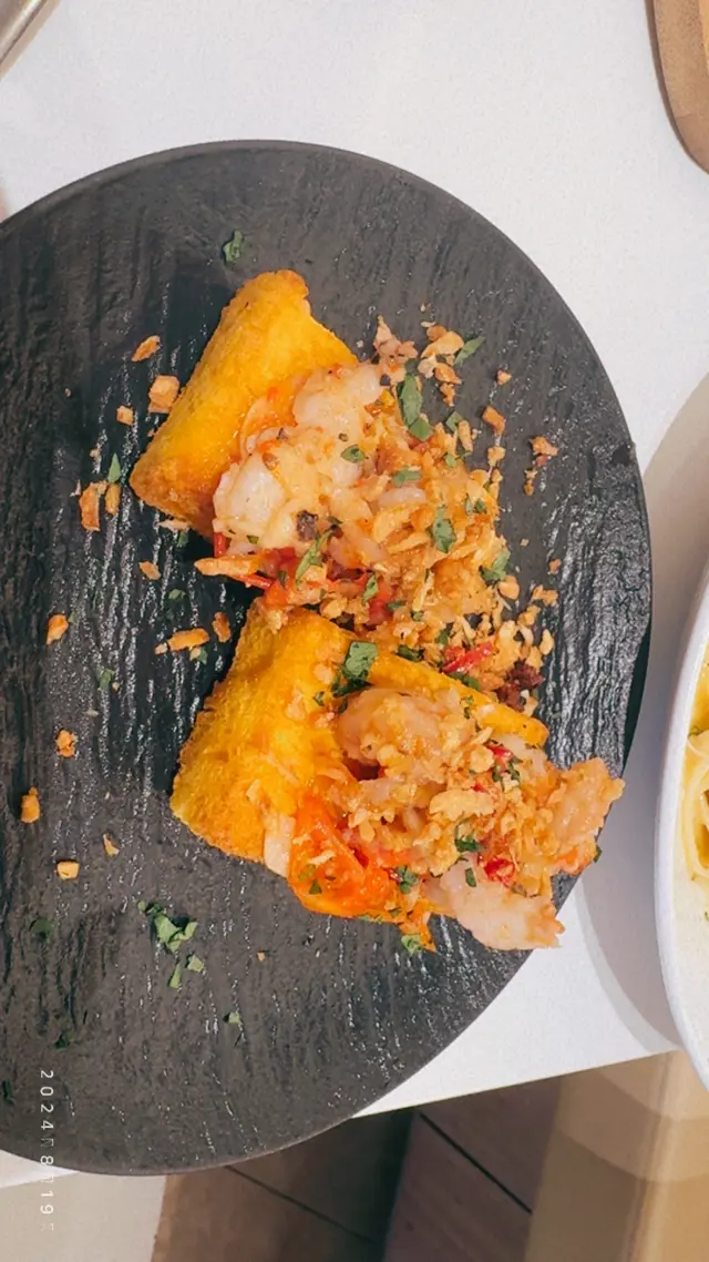 🦐蝦多士🍞跟主餐只需要另外➕20就可以獲得2舊～
同朋友一人一個岩岩好呀🥰🥰
好濃烈嘅蒜香辣味！🧄🌶️超吸引！😍😍
入口發現唔辣，依然濃烈香味～
🍞甜甜地，唔會好油，覺得係好特別嘅🦐多士～好想再encore呀！#蝦多士 