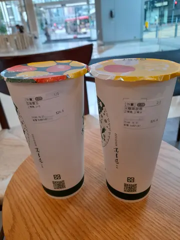 左: 百香果爱玉, 右: 火龙果翡翠