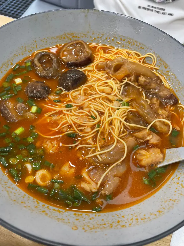 蕃茄湯幼麵（牛根+冬菇+雞翼+多蔥）