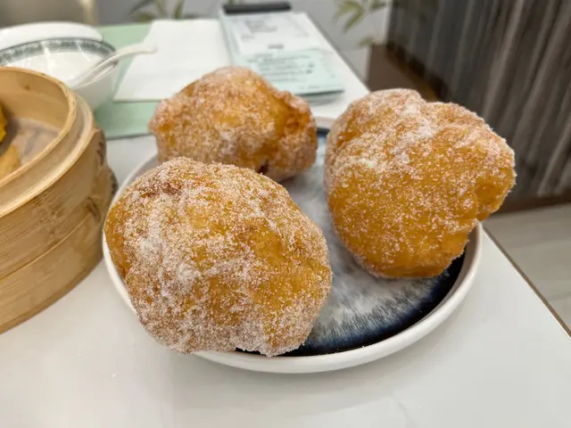 小時候經常在酒樓吃到炸蛋球 (糖沙翁)，很少地方還可以吃到這款懷舊小食，想不到能在這裏遇上，而且份量非常充足。新鮮出爐的糖沙翁，蛋香撲鼻，外面金黃香脆，沾了砂糖但味道不會過甜，內裡鬆軟充滿蛋香，令人回味無窮。