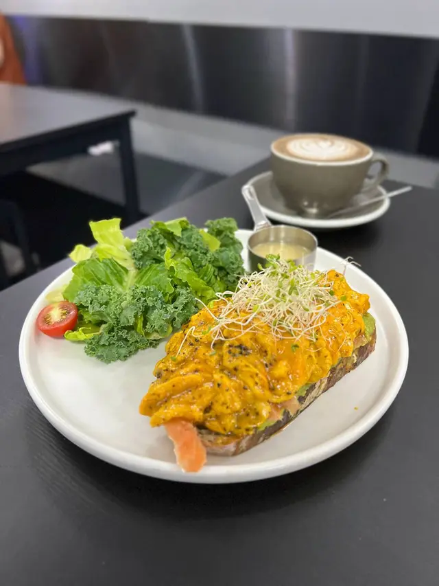 煙三文魚黑松露炒蛋牛油果醬酸種多士配沙律