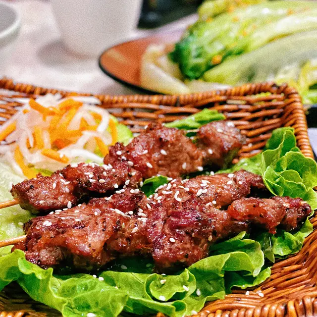 串燒有唔同肉類選擇，今次揀咗牛肉串燒😆牛肉又嫩又juicy，仲好香添！配埋醬汁一齊食，越食越過癮！🤩