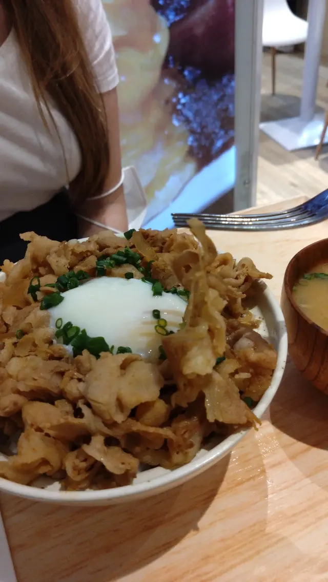 表面鋪滿牛肉片,薄身又均勻入味