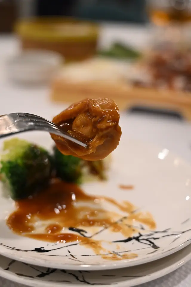 鮑汁扣原隻鮑魚伴椎茸