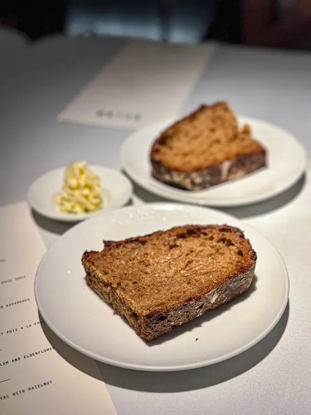 Naturally leavened bread with salted butter