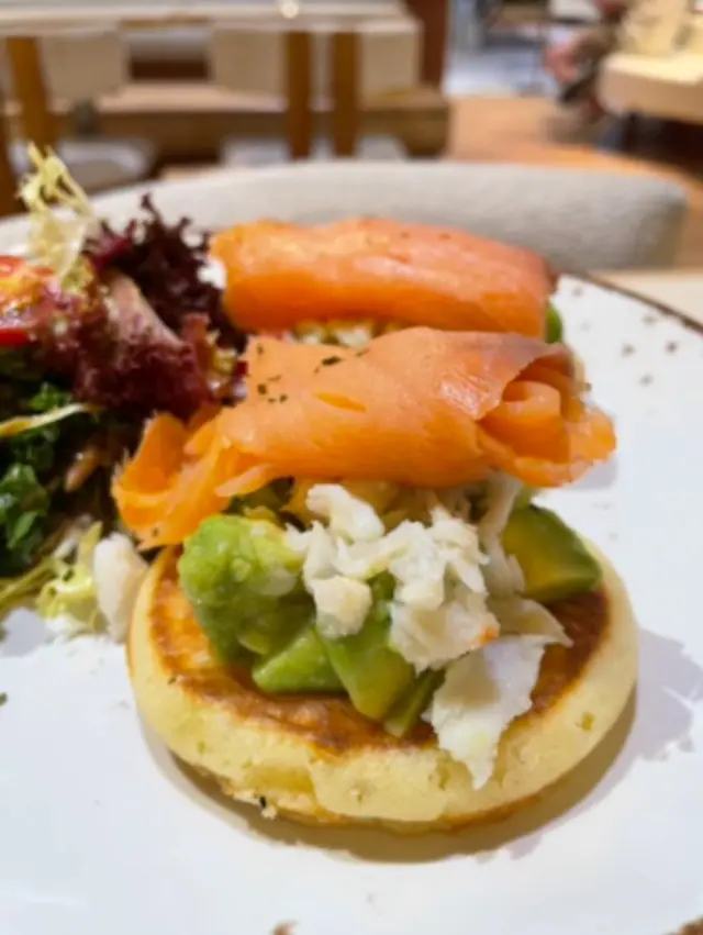 煙三文魚蟹肉熱香餅