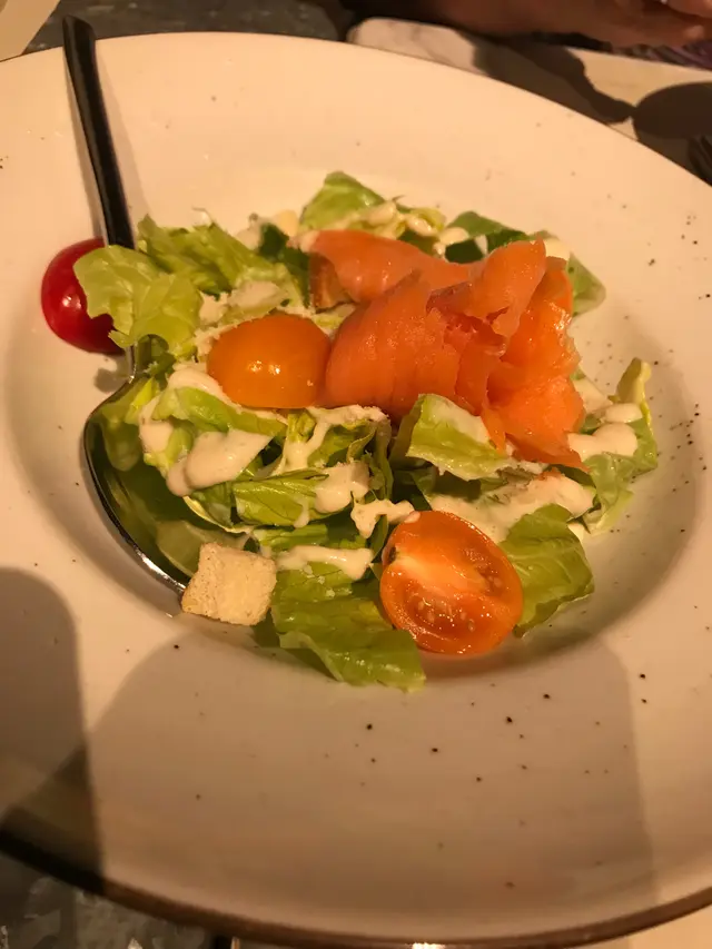 凱撒沙律配煙三文魚