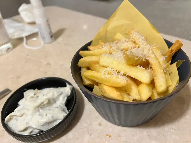 薯條炸得酥脆唔油膩,頂部有滿滿刨咗嘅芝士碎。黑松露碎喺濃濃嘅黑松露醬裏面。