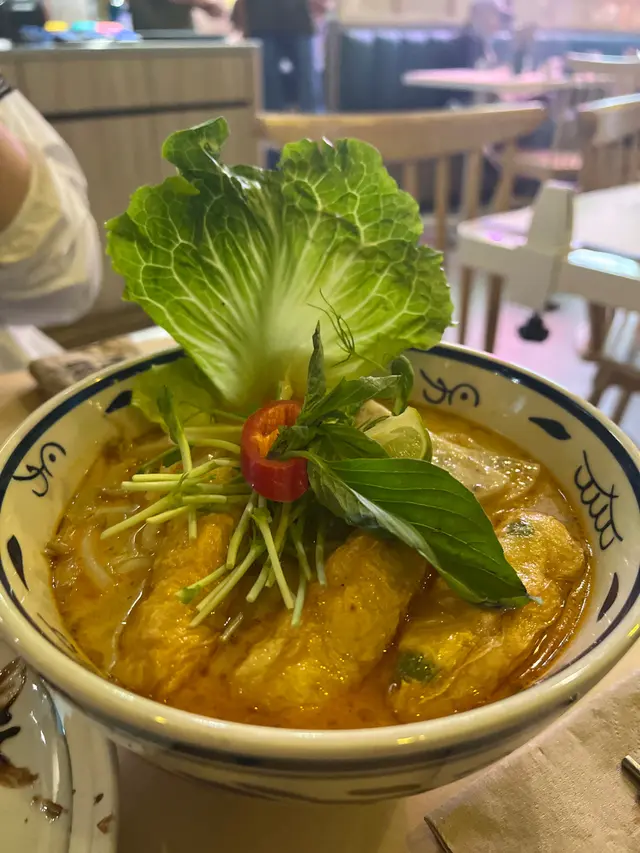 苗族梛汁淡咖喱雞肉湯米線