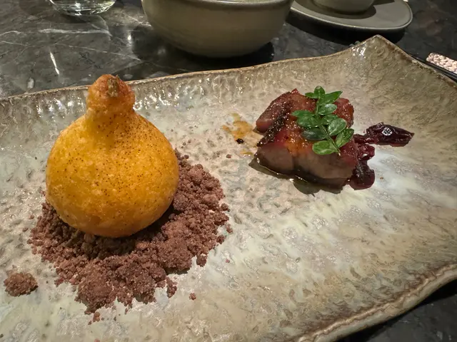 叉燒可以,但隔籬嗰個鹹水角就係一個普通嘅鹹水角