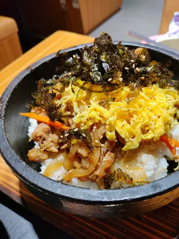 牛肉石鍋蓋飯