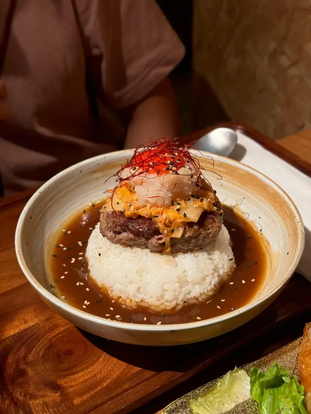 招牌手打和牛漢堡蘭王蛋飯