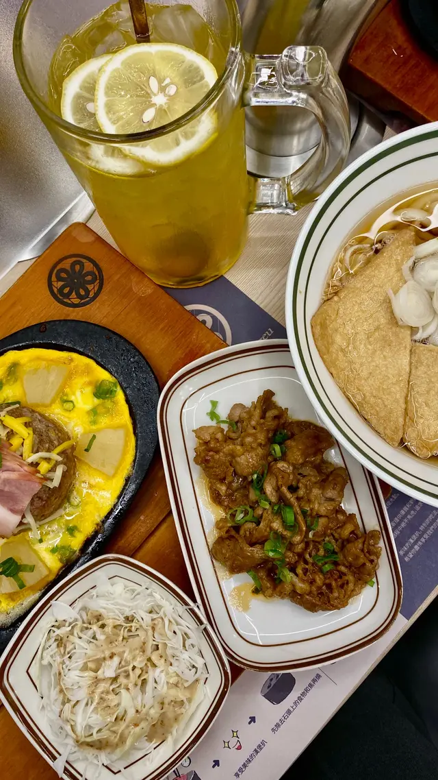 漢堡扒係選用了韓國和牛,店家自己手打,所以食落去係感覺到口感棉滑棉滑的。我地可以拎取適量漢堡扒放係熱石上煎,大約每邊3秒就可以啦,顔色會有粉紅轉至偏深少少紅~ 慢慢就會聞到牛的香氣,睇到牛的油脂,聼住滋滋聲,口水都就流出來~ 🤤 而配菜就包括了 放在鐵板上的蛋 (自己會慢慢熟的),小泡菜一曡,芝麻醬椰菜絲一碟,湯一碗。
🍍🥓 菠蘿煙肉韓牛漢堡扒 (upgrade 至大size)
哩個配搭啱曬平時中意食較重口味的人,菠蘿加煙肉燒一燒~ wowwwww 唔係講笑,鹹香鹹香,惹味十足。
🧀🥚 芝士蛋蒜韓牛漢堡扒 (upgrade 至大size)
邪惡的配搭,好彩漢堡扒唔係好油,所以整體上就會Balance。
🍜 韓式湯烏冬
本來想揀冰薄凍烏冬,因爲好似比較特別,不過就售罄了 😭 韓式湯烏冬用了鰹魚同鯖魚做高湯,烏冬煙韌彈牙,配料就有燒牛肉+腐皮。
🍹 百香果檸檬水果茶
唔係講笑,大家睇相都見到係超級大杯,好彩我平時做開運動,如果唔係拎起一定手都震埋!店家加上左2片檸檬令百香果味更出~