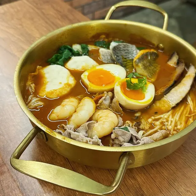 海蝦肥美,魚片無泥味,仲有彈牙嘅墨魚餅,加埋豬頸肉、牛肉、金菇同埋開胃嘅泡菜等,每樣煮到啱啱好,保留咗食材嘅原汁原味 🤤