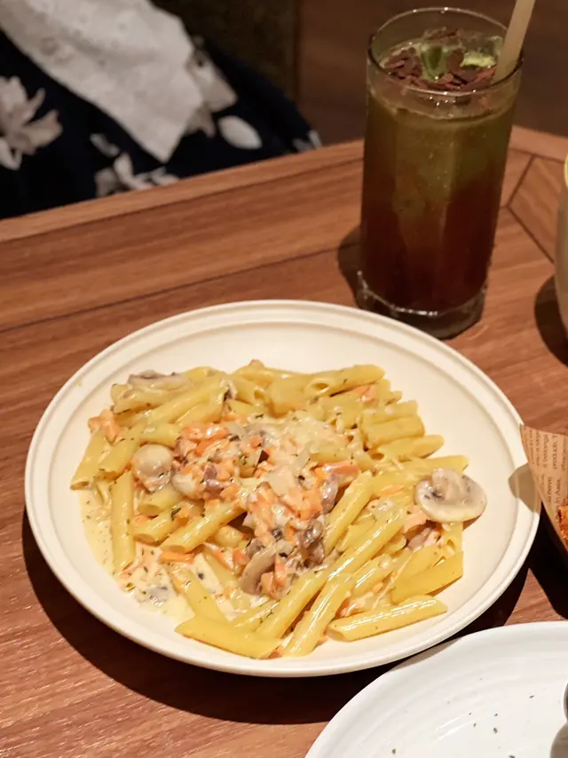 鮮忌廉野菌煙三文魚長通粉