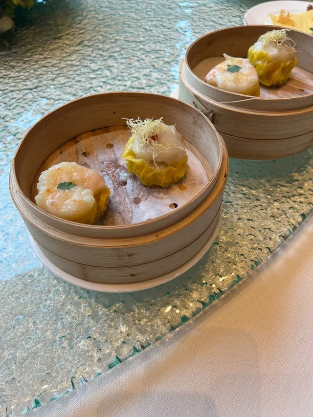 一籠只有兩粒的龍鳳蝦餃， 色香味俱全￼￼